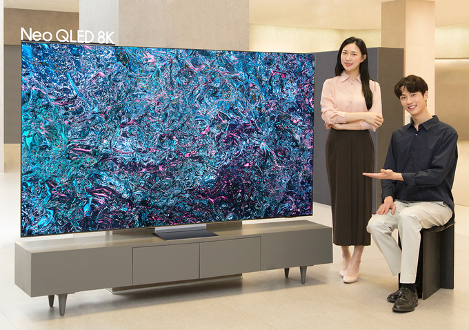 삼성전자 모델이 삼성스토어 대치점에서 2024형 Neo QLED 8K 85형 제품을 소개하고 있다.