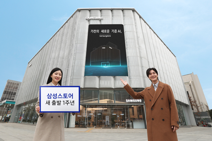 삼성스토어가 오프라인 매장 명칭을 ‘삼성 디지털프라자’에서 ‘삼성스토어’로 변경하며 새롭게 출발한 지 1주년을 맞았다.