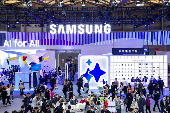 AWE 2024가 열리고 있는 중국 상하이 삼성전자 전시관에서 관람객들이 다양한 제품과 솔루션을 체험하고 있다.
