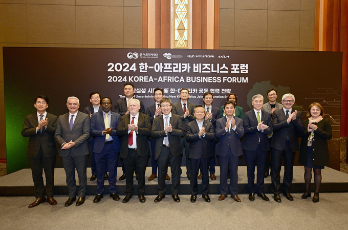 (아랫줄 왼쪽부터) 김동욱 현대차그룹 전략기획실 부사장, 사이드 물린 모로코 원자력방사선안전청 청장, 실리지 마왈라 국제연합(UN) 대학 총장, 롭 데이비스 前 남아공 산업부 장관, 장하준 런던대 SOAS 경제학 교수 겸 CSST 공동연구소장, 여운기 한·아프리카재단 이사장, 김견 현대차그룹 HMG경영연구원장, 성 김 현대차그룹 고문, 안토니오 안드레오니 SOAS CSST 공동연구소장, 조안 베이트 남아공 산업개발공사 최고운영책임자 (윗줄 왼쪽부터) 이보성 현대차그룹 경제산업연구센터장 상무, 김흥수 현대차그룹 GSO 부사장, 김일범 현대차그룹 GPO 부사장, 김기현 한국무역협회 글로벌협력본부장, 홍순영 한국수출입은행 부행장, 마릿 키토 아프리카광물개발센터장 센터장 대행, 박성규 현대차그룹 상무