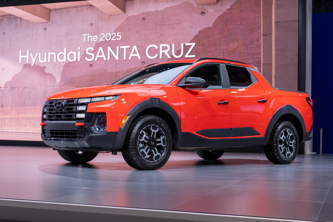 2024 뉴욕 오토쇼(2024 New York International Auto Show)에서 공개된 현대차 ‘싼타크루즈’ 상품성 개선 모델의 모습