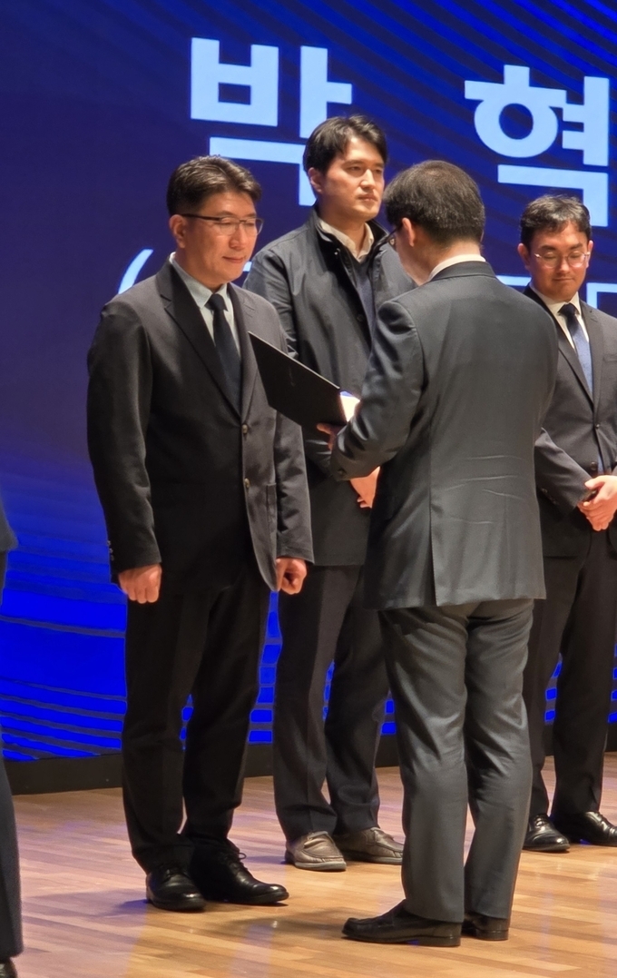제23회 공정거래의 날 기념행사에서 종근당 박혁진 이사보가 한기정 공정거래위원장으로부터 표창을 받고 있다.