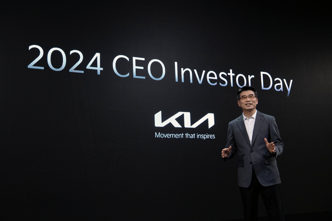 기아 송호성 사장이 ‘2024 CEO 인베스터 데이’에서 기아의 중장기 사업 전략과 재무 목표 등에 대해 설명하고 있다.