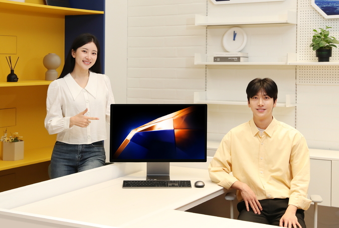 삼성전자 모델이 디자인부터 갤럭시 AI 연결 경험까지 전면 업그레이드된 ‘삼성 올인원 Pro’를 소개하고 있다.