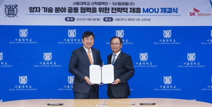서울대 김재영 연구부총장 겸 산학협력단장(왼쪽)과 SKT 하민용 CDO가 MOU 체결 후 적극적인 산학협력을 다짐했다.