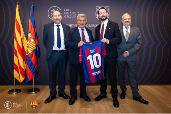EBC 파이낸셜 그룹과 FC 바르셀로나가 주안 라포르타(Joan Laporta, 왼쪽에서 두번째) 회장이 참석한 가운데 파트너십<br>
체결을 기념한 유니폼 교환을 통해 금융과 축구의 만남을 축하하고 있다