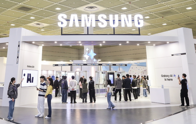 17일 서울 코엑스에서 개막한 ‘2024 월드IT쇼’ 삼성전자관 전경