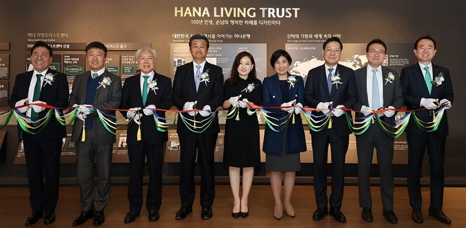 김영훈 하나은행 자산관리그룹장(오른쪽 첫 번째)과 노다 스미트러스트 상무(오른쪽 여섯 번째), 행사에 참석한 관계자들이 기념촬영을 하고 있다. 