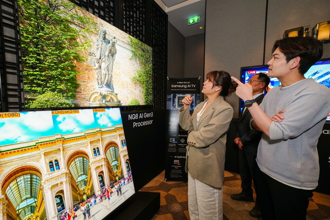 참석자들이 ‘2024 동남아 테크세미나’에서 삼성전자 2024년형 Neo QLED 8K 신제품을 살펴보고 있다.