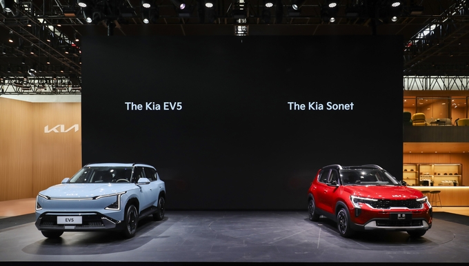2024 베이징 국제 모터쇼 기아 부스에 전시된 EV5, 쏘넷 차량