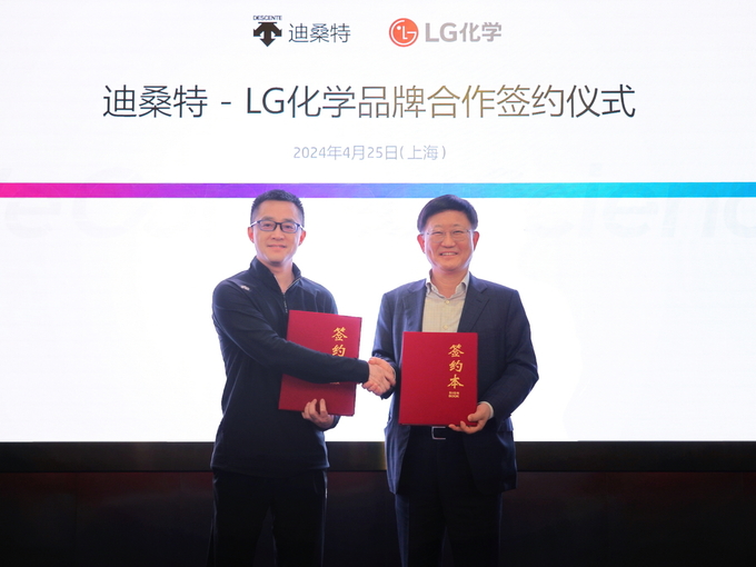 왼쪽부터 중국 데상트 왕유성 부사장과 LG화학 노국래 석유화학본부장이 기념 촬영을 하고있다.
