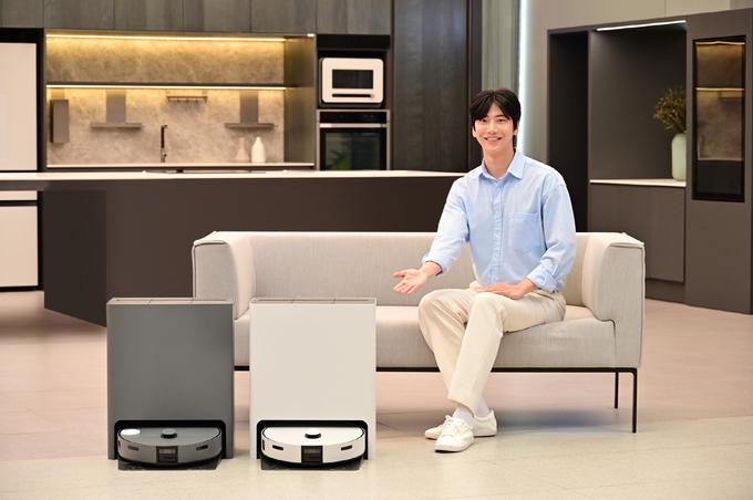 삼성전자 모델이 삼성스토어 대치점에서 국내 누적 판매 1만대를 돌파한 ‘비스포크 AI 스팀’을 소개하고 있다.