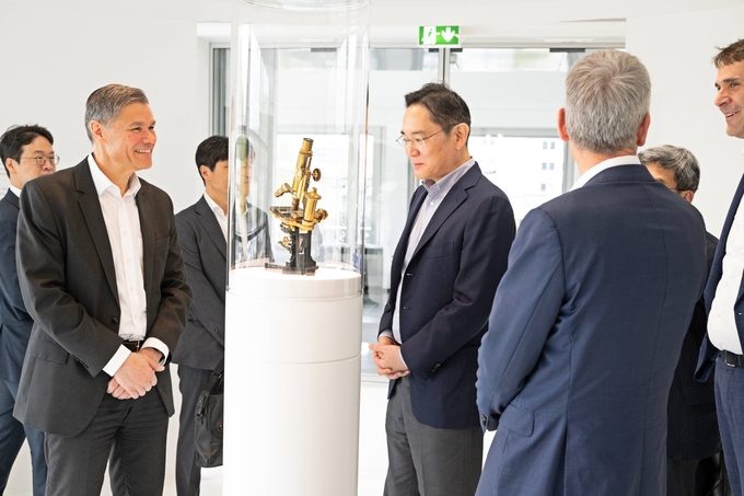 26일(현지 시간) 독일 오버코헨 ZEISS 본사를 방문한 이재용 삼성전자 회장이 ZEISS 제품을 살펴보는 모습.