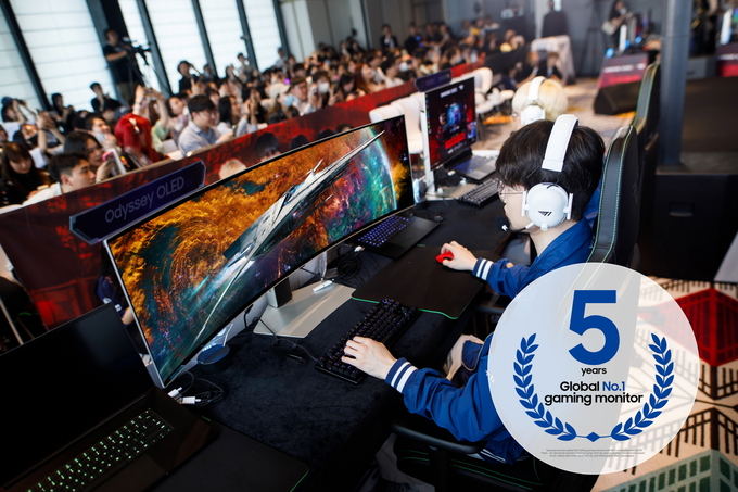 삼성전자와 파트너십을 맺은 프로게이머 페이커가 2024년 중국 청두에서 열린 오디세이 체험행사에서 오디세이 ‘OLED G9’을 소개하고 있다.
