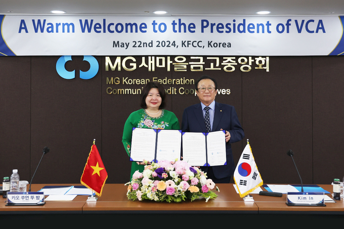 베트남협동조합연맹 카오 쑤언 뚜 방 회장(좌)과 새마을금고중앙회 김인 회장(우)가 업무협약식 기념촬영을 하고 있다. 