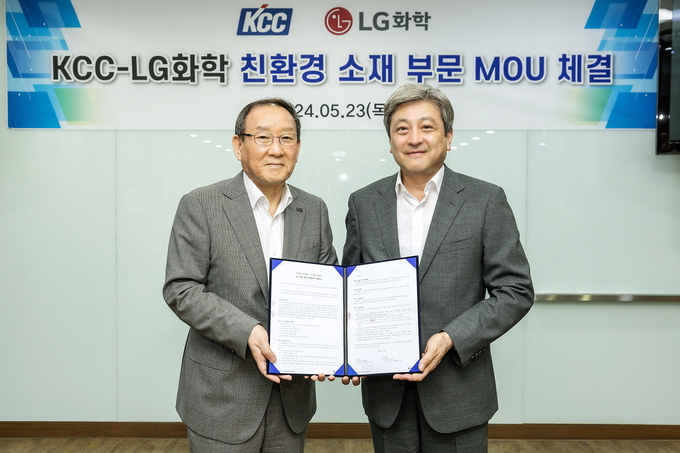 왼쪽부터 KCC 김상훈 부사장과 LG화학 이종구 부사장이 업무협약식을 마치고 기념 촬영을 하고 있다.