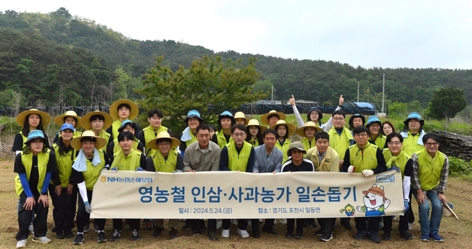 서국동 대표이사(사진 앞줄 왼쪽 여섯 번째)와 일동농협 김광수 조합장(사진 앞줄 왼쪽 다섯 번째)이 헤아림봉사단과 기념 사진 촬영을 하고 있다. 