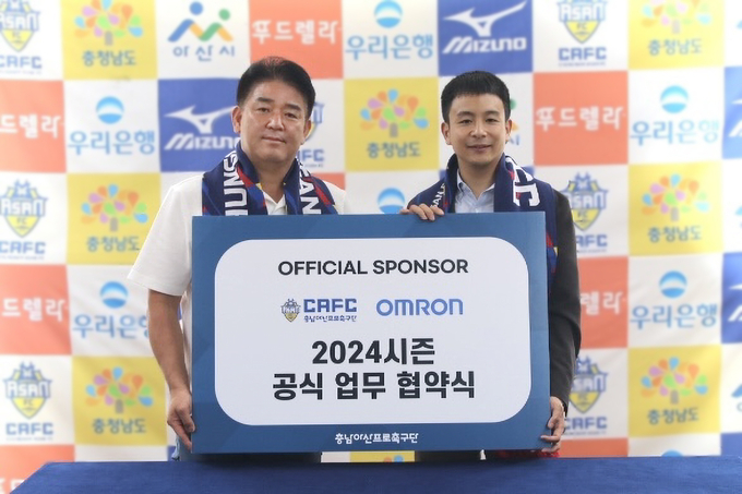 한국오므론헬스케어와 충남아산프로축구단이 스포츠용 저주파 마사지기 제품 후원 업무협약을 체결했다. 왼쪽부터 충남아산프로축구단<br>
박성관 단장, 한국오므론헬스케어 아다치 다이키 대표이사