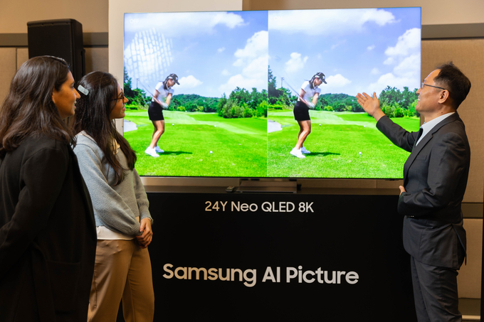 브라질 상파울루 ‘2024 중남미 테크세미나’에서 참석자들이 2024년형 Neo QLED 8K 신제품을 살펴보고 있다.
