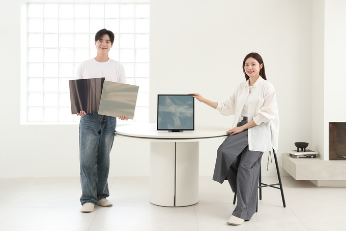 삼성전자 모델이 패션 브랜드 ‘지용킴’과 협업한 ‘뮤직 프레임 X 지용킴’ 스페셜 에디션을 소개하고 있다.