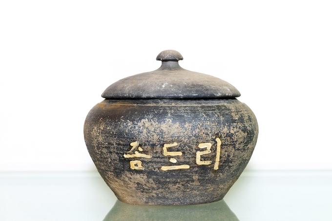 근현대예비문화유산으로 신청한 좀도리단지(1970년대 추정) (좀도리단지는 지름 27cm, 높이 22cm 크기로, 전면에 ‘좀도리’라는 한글이 쓰여 있다. 검은색 유약을 사용하여 보통의 좀도리단지와 달리 전통적인 민예품의 특성을 잘 나타내고 있다) 