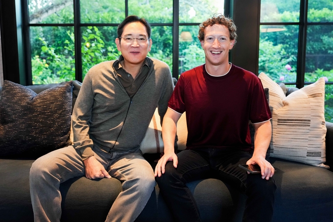 이재용 삼성전자 회장이 미국 서부 팔로알토에 위치한 마크 저커버그(Mark Zuckerberg) 메타 CEO 자택에서 기념 촬영을 하고 있다.