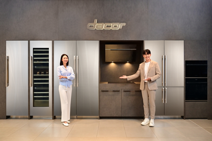 삼성전자 모델이 삼성스토어 신세계 강남점에서 럭셔리 빌트인 가전 브랜드 ‘데이코(Dacor)’ 제품을 소개하고 있다.