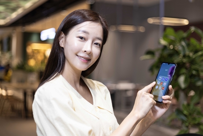  SK텔레콤은 30만 원대 중반 가격의 가성비 5G 스마트폰 ‘갤럭시 와이드7’를 26일부터 공식 온라인몰 T다이렉트샵(shop.tworld.co.kr)과 오프라인 매장 T월드에서 단독 출시한다고 밝혔다. 