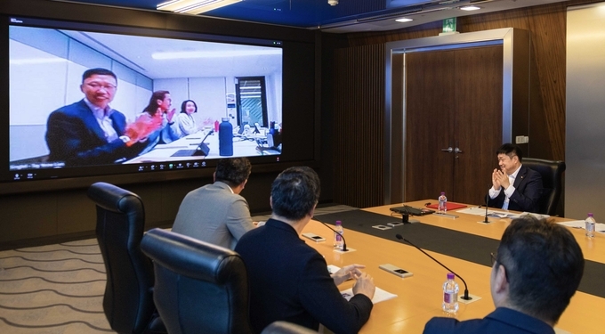 SKT는 싱가포르 1위 통신사 싱텔과 AI 기술의 통신망 적용, 5G 네트워크 슬라이싱 기술 적용사례 개발, 6G 기술 준비 등 5G 및 차세대 통신 기술 협력 업무협약(MOU)을 체결했다. 