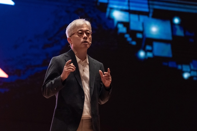 삼성전자 파운드리 사업부장 최시영 사장이 ‘삼성 파운드리 포럼 2024(Samsung Foundry Forum 2024)’에서 기조연설을 하고 있다.