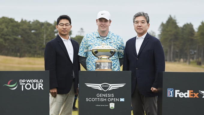 왼쪽부터 제네시스사업본부장 송민규 부사장, ‘2024 제네시스 스코티시 오픈’ 우승자 로버트 매킨타이어, 현대차 장재훈 사장이 기념 촬영을 하고 있다.