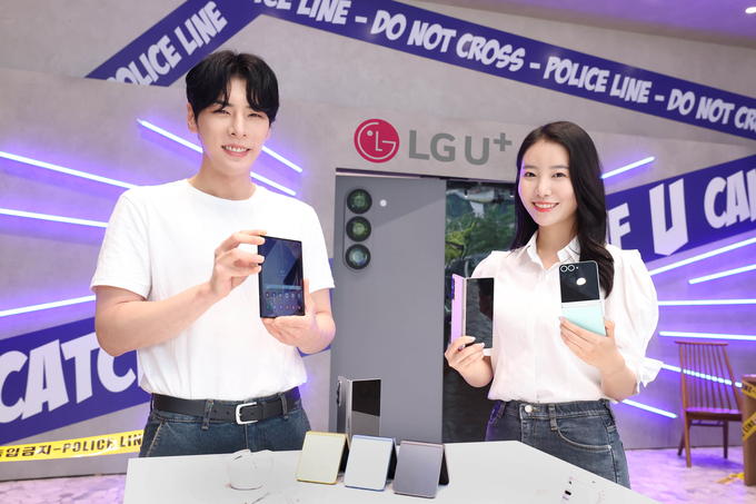 LG유플러스 모델이 ‘갤럭시 Z 플립6 | Z 폴드6’를 소개하는 모습. 