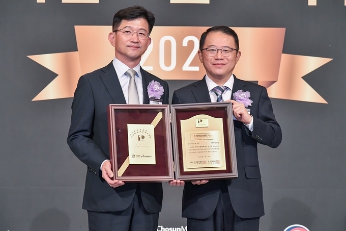 지난 18일 서울시 중구 롯데호텔에서 진행된 ‘2024 프리미엄브랜드지수(KS-PBI)’ 시상식에서 PB부문 17년 연속 1위 수상 이후 신한은행 WM추진부 문진규 본부장(왼쪽)과 한국표준협회 강명수 회장이 기념 촬영하는 모습. 