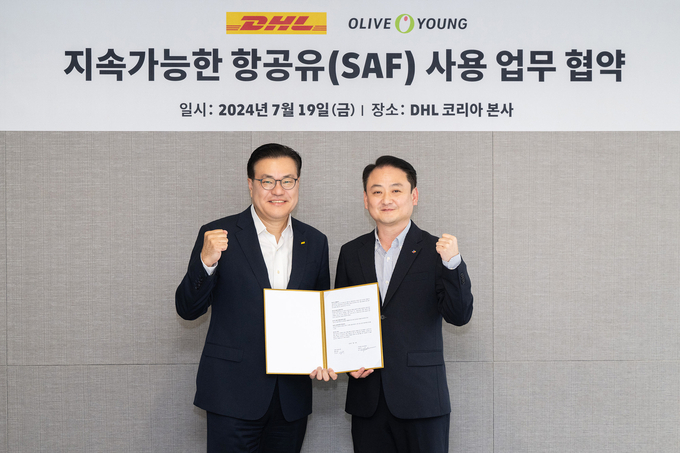 왼쪽부터 한지헌 DHL 코리아 대표와 서정주 CJ올리브영 SCM 담당이 ‘고그린 플러스’ 서비스 이용 업무협약식을 마치고 기념 촬영을 하고 있다.
