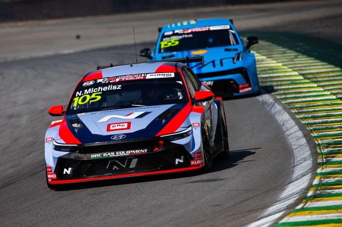 7월 19~21일 열린 ‘2024 TCR 월드 투어’ 브라질 레이스에서 현대차 ‘더 뉴 엘란트라 N TCR(국내명 더 뉴 아반떼 N TCR)’이 질주하고 있다.
