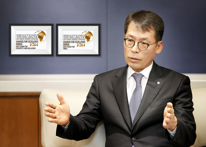 유로머니 주관 「대한민국 중기금융 및 포용금융 최우수 은행상」수상.( 김성태 은행장) 