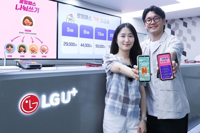 LG유플러스 임직원이 인천공항 내 로밍 센터에서 ‘로밍패스 나눠쓰기’를 소개하는 모습. 