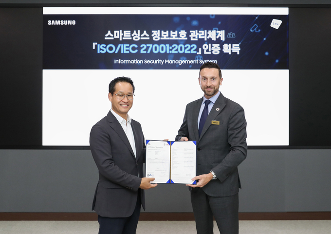 삼성전자 스마트싱스(SmartThings)가 ‘정보보호 관리체계’에 대한 국제표준 ISO/IEC 27001:2022 인증을 영국왕립표준협회(BSI)로부터 받았다. 왼쪽부터 삼성전자 디지털플랫폼센터장 최승범 부사장과 영국왕립표준협회 해롤드 프라달(Harold Pradal) 인증 서비스 부문장이 삼성전자 디지털시티에서 기념 촬영을 하고 있다.