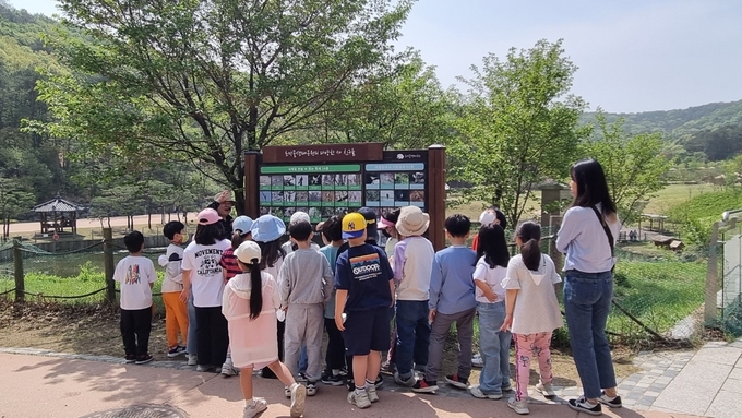 군포시진로교육협력센터 ‘군포탐험대’ 참가 청소년들이 기념사진을 촬영하고 있다.