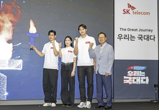 한국 펜싱 대표팀 선수들이 지난 6월 29일 ‘Team SK’ 출정식에 참석해 결의를 다지는 모습. 왼쪽부터 구본길 선수, 송세라 선수, 오상욱 선수, 오경식 SKT 스포츠마케팅 담당(부사장) . 