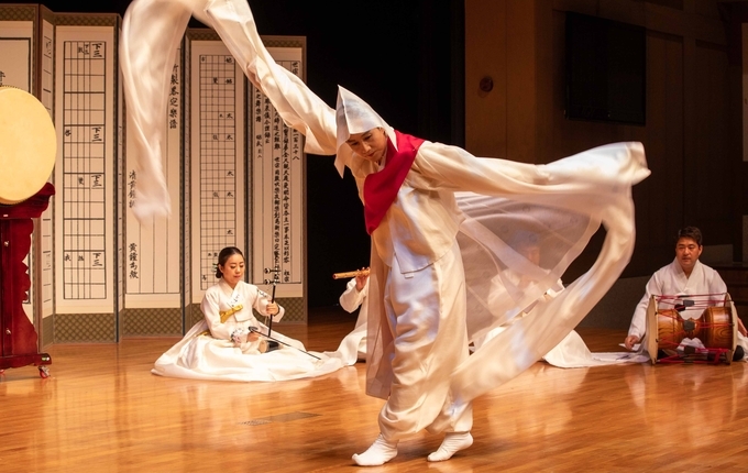 8월 1일(목) 서울남산국악당 크라운해태홀에서 열린 '제1회 누리한음회'에서 백경우 명무가 ‘승무와 대풍류’ 공연을 하고 있다.