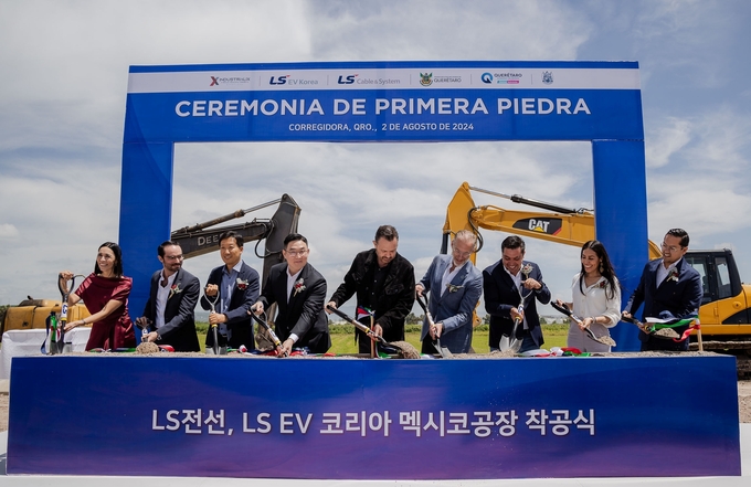 2일(현지시간) 멕시코 케레타로(Queretaro)주(州) 코레이도라(Corregidora)시(市) 산업단지에서 버스덕트 공장 착공식에서 참석자들이 기념 촬영을 하고 있다(왼쪽 세 번째부터) 김기남 LS EVM 관리담당, 구본규 LS전선 대표, 마우리시오 쿠리(Mauricio Kuri) 케레타로주 주지사, 마르코 델 프레테(Marco Del Prete) 개발부 장관, 아돌포 콜린(Adolfo Colin) 코레이도라시 시장.