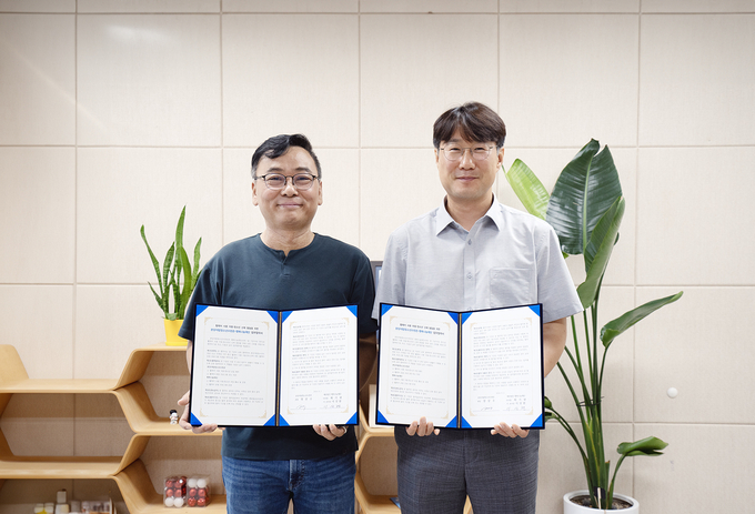 행복나눔재단이 분당야탑청소년수련관과 ‘휠체어 사용 아동·청소년 신체발달 프로젝트’ 업무 협약을 체결했다. 왼쪽부터 정상수 분당야탑청소년수련관 관장, 이상현 행복나눔재단 세상파일 본부장(사진=행복나눔재단)