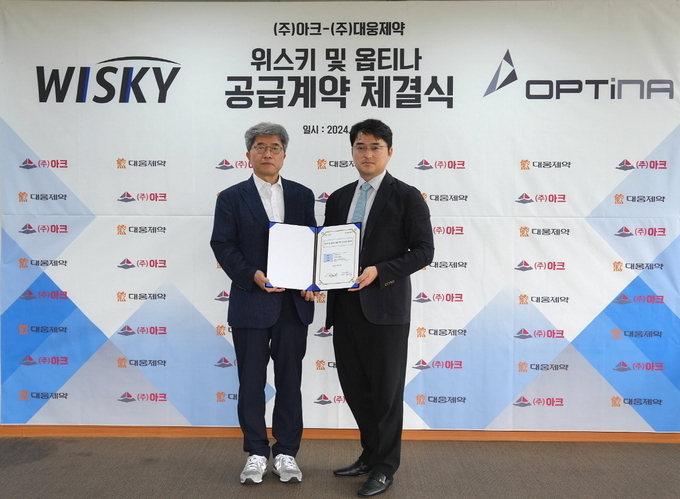 김형회 아크 대표(왼쪽)와 이창재 대웅제약 대표가 위스키 및 옵티나 공급계약 체결 후 기념 촬영을 하고 있다.