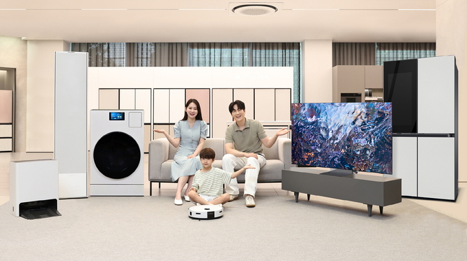 삼성전자 모델들이 삼성스토어 대치에서 AI 가전 150만 대 돌파를 기념하며 다양한 AI 가전을 소개하고 있다.