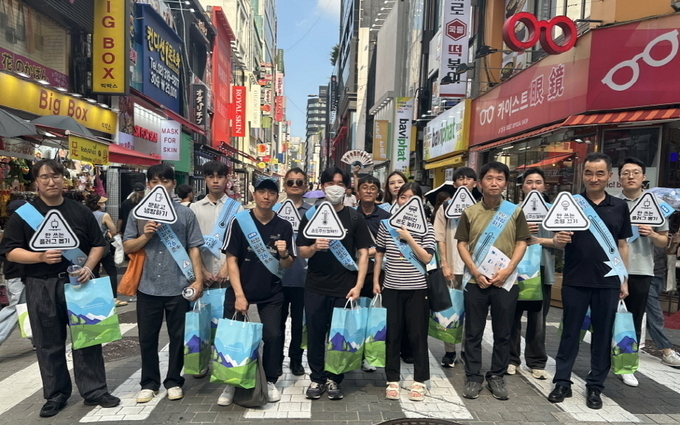 한국가스공사는 8월 14일, 서울 명동에서 ‘문 닫고 냉방하기 에너지절약 캠페인’을 진행했다. 