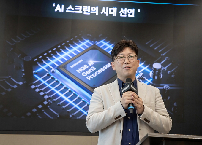 삼성전자 수원사업장 디지털연구소에서 삼성전자 영상디스플레이사업부 용석우 사장이 ‘AI 스크린’에 대해 설명하고 있다.