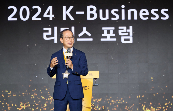 지난달 29일에 개최한 서울 광진구 그랜드 워커힐 호텔에서 ‘2024 K-Business 리더스 포럼’에 KB금융그룹 양종희 회장이 발표하고 있다. 