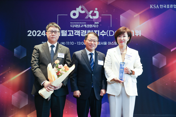 시상식에서 기념 사진을 촬영하는 (왼쪽부터) 방욱재 LG유플러스 디지털커머스개발Lab장, 강명수 한국표준협회장, 전경혜 LG유플러스 디지털CX담당의 모습. 