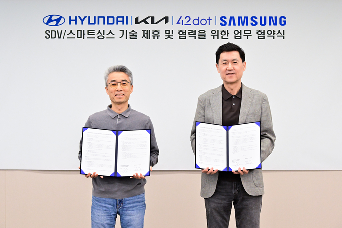 삼성전자 서울R&D캠퍼스에서 열린 업무 협약식에서 현대차∙기아 AVP본부 송창현 사장(왼쪽), 삼성전자 DX부문 최고기술책임자(CTO) 겸 삼성리서치장 전경훈 사장이 기념 사진을 촬영하고 있다.